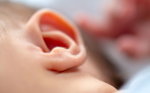 L’oreille gauche d’un bébé né sourd.