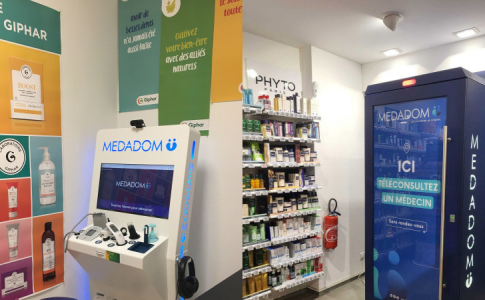 Une parmi les cabines de téléconsultations Medadom en fonction, installée dans une pharmacie.
