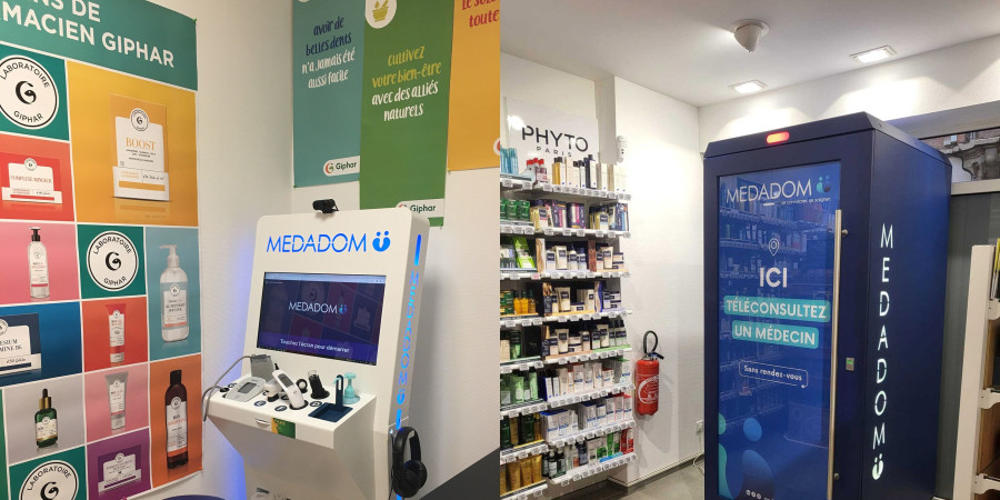 Une parmi les cabines de téléconsultations Medadom en fonction, installée dans une pharmacie.