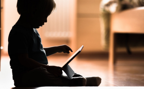 Interdire smartphone et tablette aux moins de 3 ans fait partie des recommandations d’exposition des enfants aux écrans.