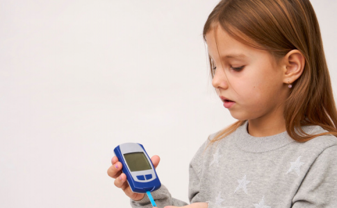 Une fillette diabétique utilisant un glucomètre, majorant le nombre de cas de diabète chez les jeunes enfants en Suède.
