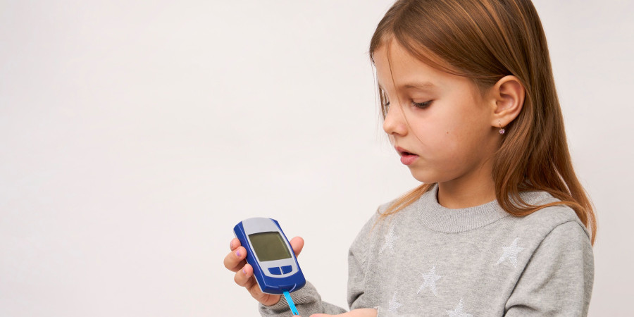 Une fillette diabétique utilisant un glucomètre, majorant le nombre de cas de diabète chez les jeunes enfants en Suède.