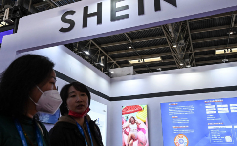 Deux Coréennes devant une boutique proposant des produits Shein pour enfants.