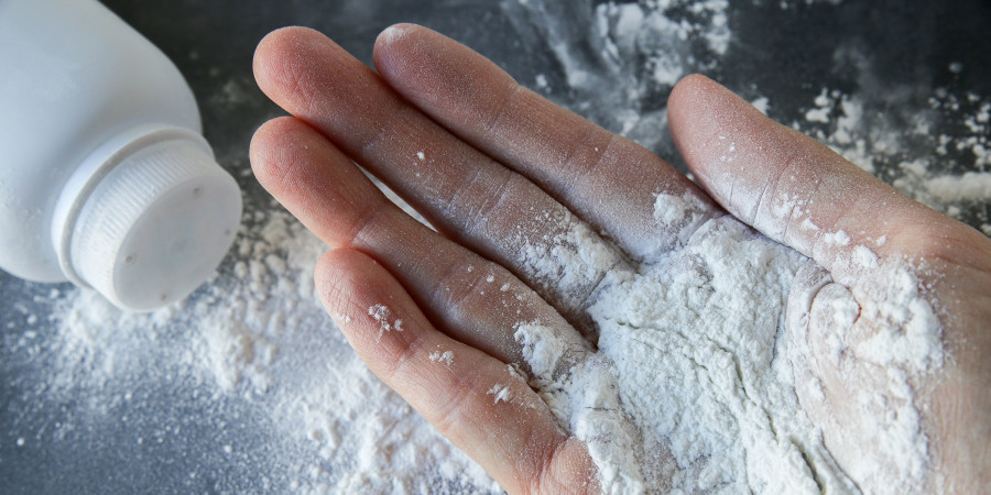 Une main présentant la poudre blanche, caractéristique du talc.