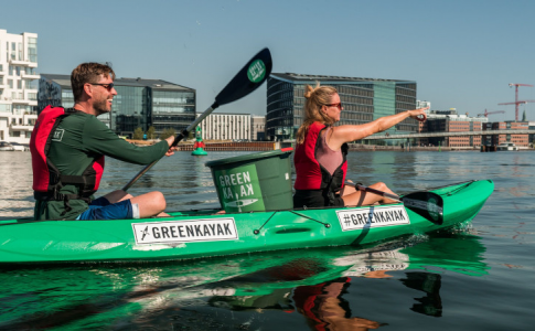 Un couple faisant du kayak, une activité figurant parmi les bons plans écolos à essayer à Copenhague.