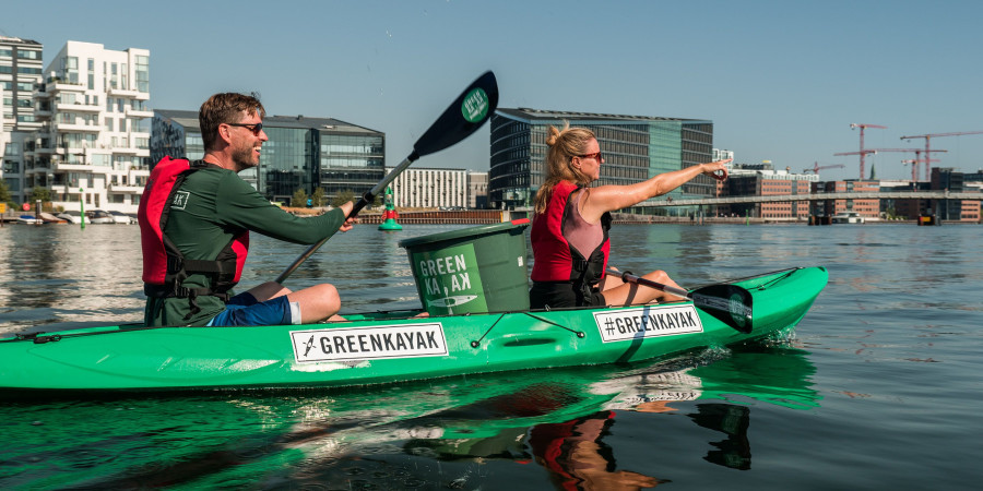 Un couple faisant du kayak, une activité figurant parmi les bons plans écolos à essayer à Copenhague.