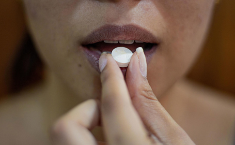 Une Américaine prenant une pilule contraceptive, un médicament qui se fait rare à cause de l’interdiction d'avorter.