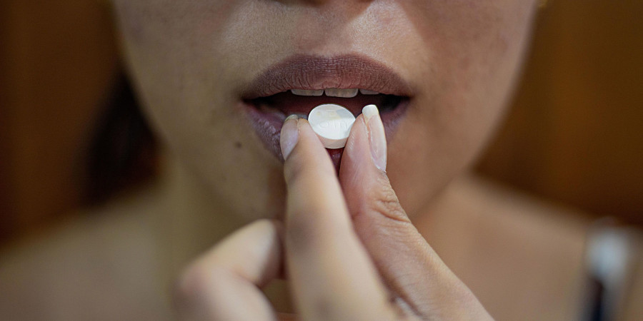 Une Américaine prenant une pilule contraceptive, un médicament qui se fait rare à cause de l’interdiction d'avorter.