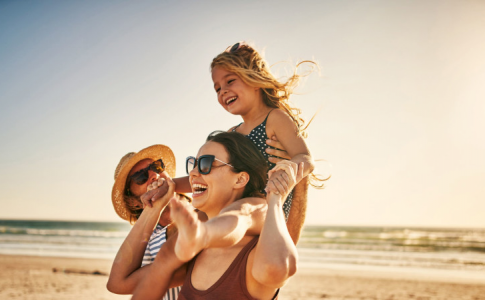 Une petite famille de Français en vacances à la plage.