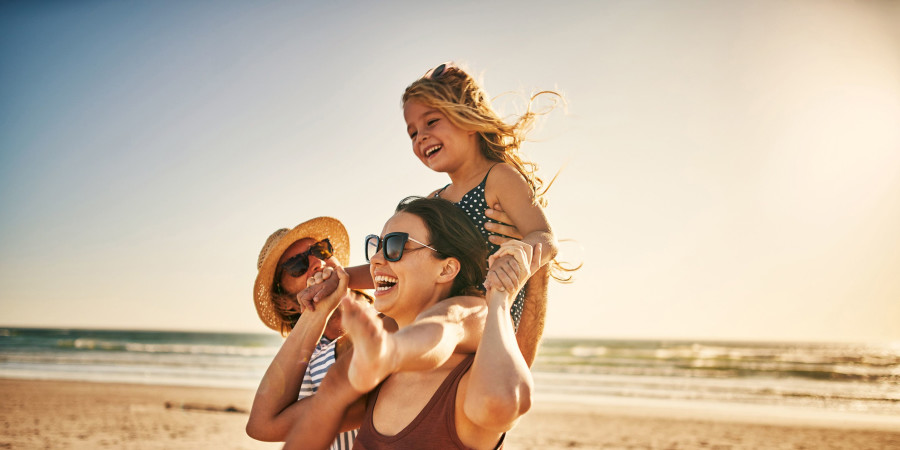 Une petite famille de Français en vacances à la plage.