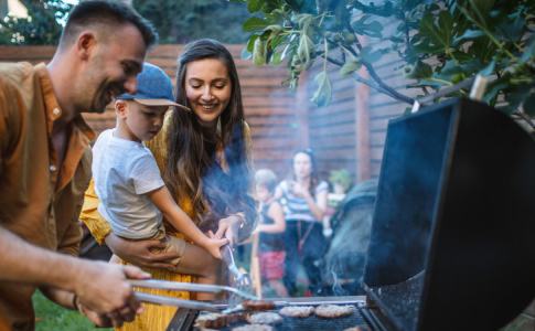 Une famille dans leur jardin, profitant allègrement de la saison des barbecues.