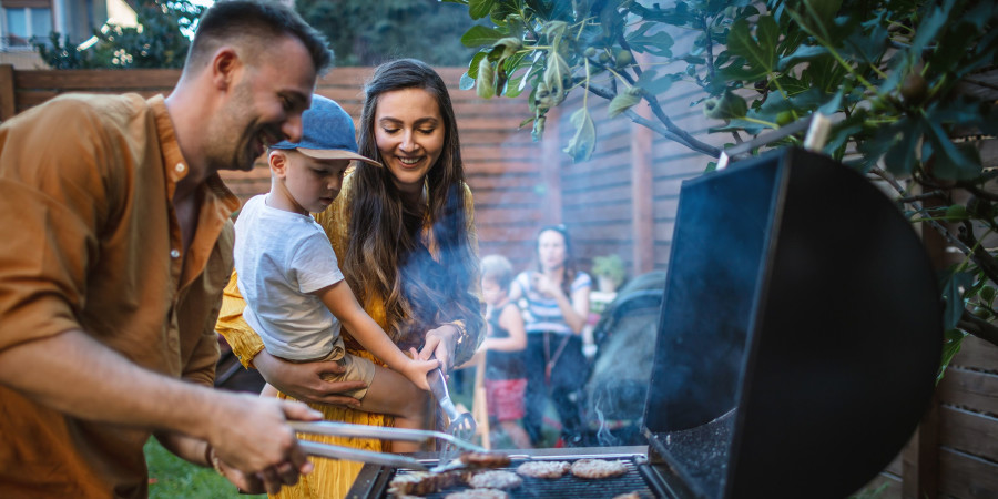 Une famille dans leur jardin, profitant allègrement de la saison des barbecues.