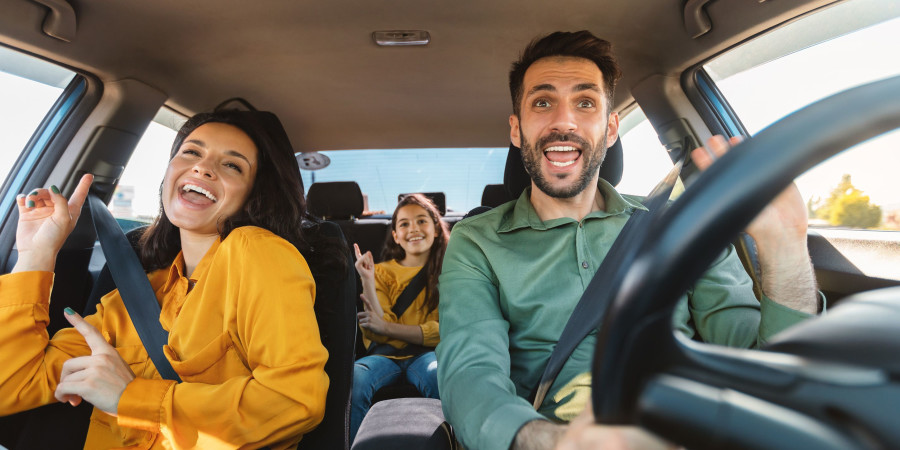 Une petite famille ayant fait le choix de partir en vacances en voiture.