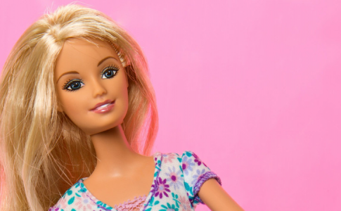 À l’exposition Barbie, on retrouvera des poupées dans le style le plus classique au plus incongru.