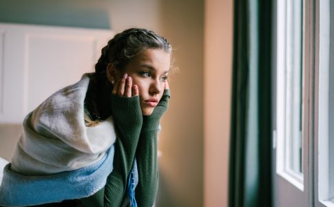 Pression jeunes Australiens : une adolescente assise l’air triste