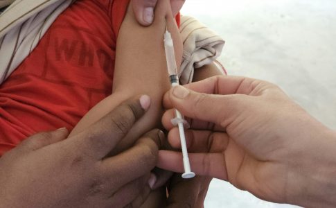 Le vaccin anti-diphtérie s’administre dès l’âge de 2 mois chez les tout-petits.