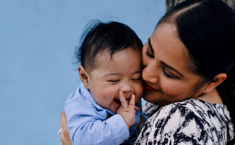 Une mère et son bébé, profitant des avantages offerts par la réforme du congé de naissance.