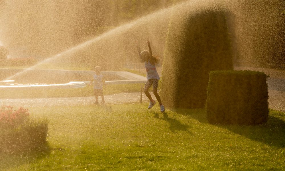 Quoi de mieux pour se rafraichir lors de vagues de chaleur que s’amuser avec les jets d’eau du jardin !