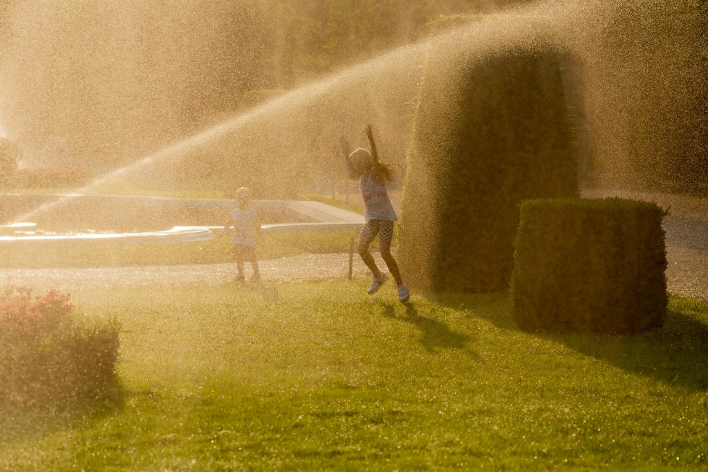 Quoi de mieux pour se rafraichir lors de vagues de chaleur que s’amuser avec les jets d’eau du jardin !