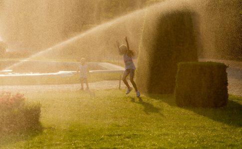 Quoi de mieux pour se rafraichir lors de vagues de chaleur que s’amuser avec les jets d’eau du jardin !