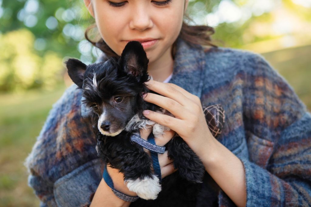 Une jeune fille tenant un petit chiot dans ses bras