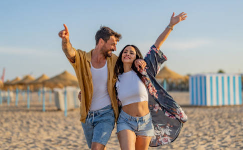 Un couple profitant d’une plage d’Espagne, une des meilleures destinations estivales d’Europe.