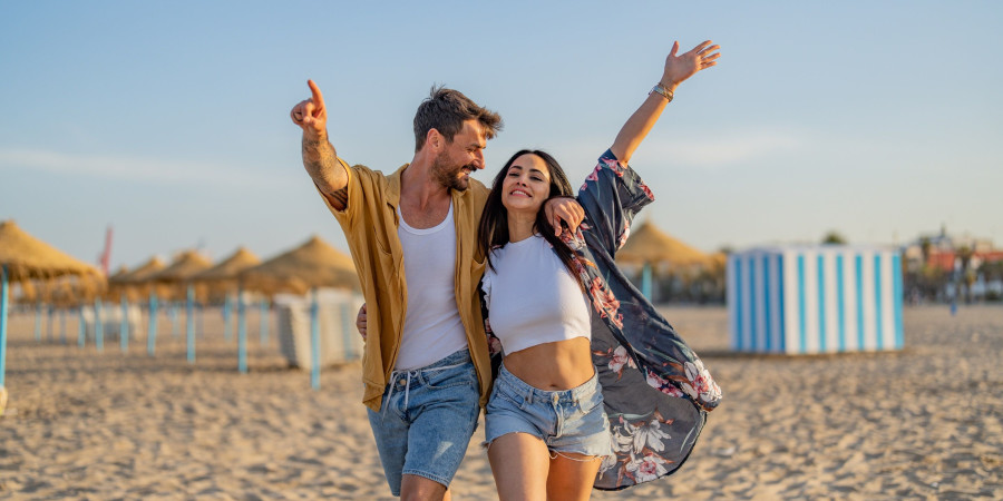 Un couple profitant d’une plage d’Espagne, une des meilleures destinations estivales d’Europe.