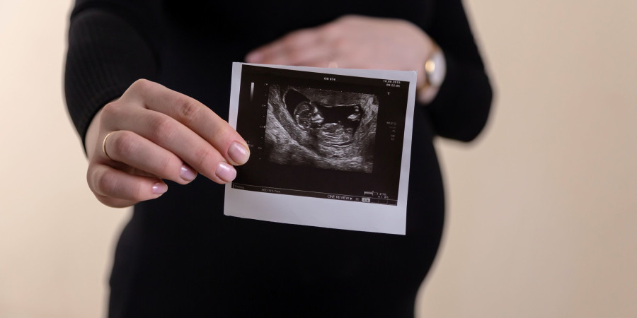 L’échographie d’une femme enceinte, une des rares Françaises maintenant à flot le taux de naissances en France.