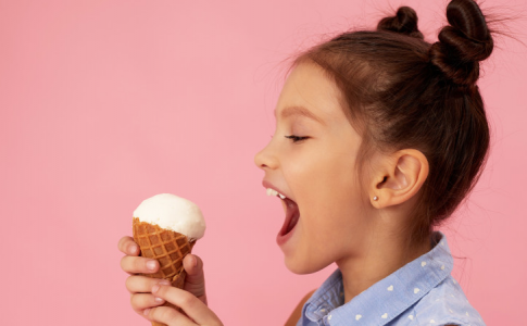 Une fillette dégustant un cornet au rosé sans alcool, un parmi les nouveaux parfums de glace de cet été.