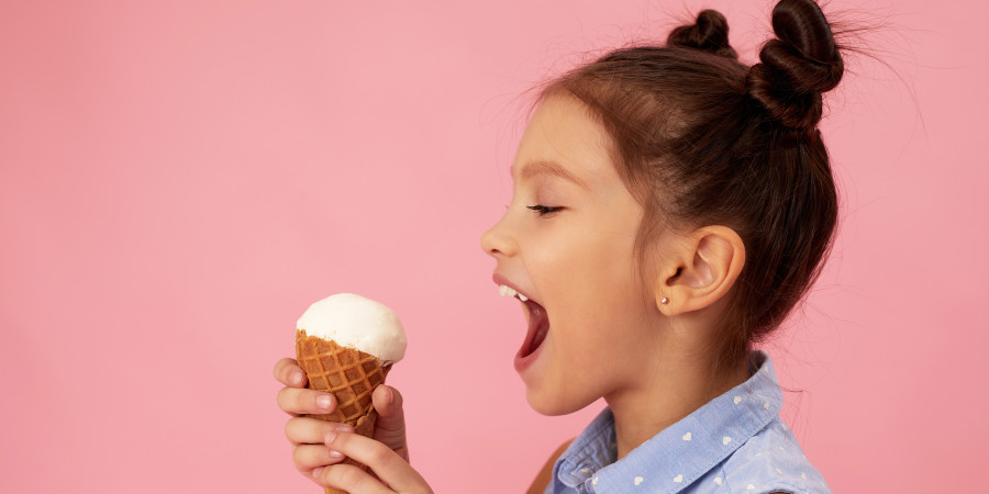 Une fillette dégustant un cornet au rosé sans alcool, un parmi les nouveaux parfums de glace de cet été.