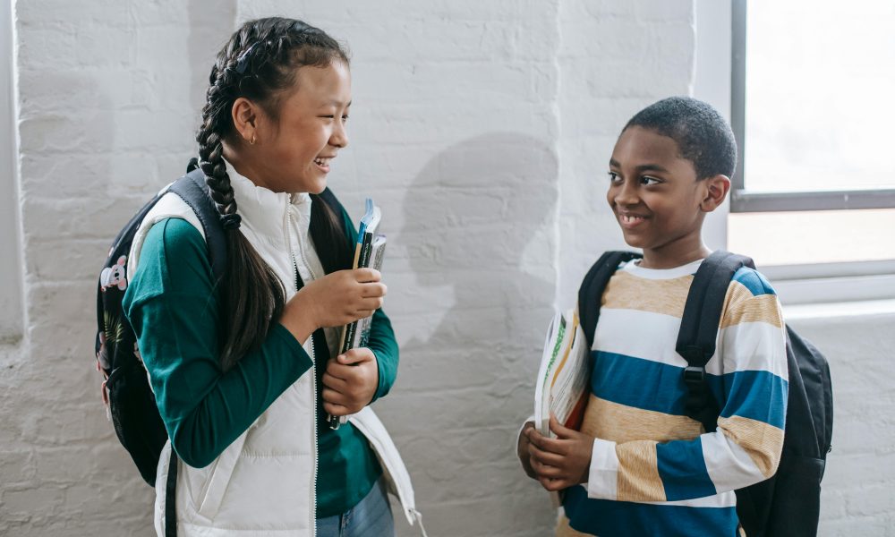 Des enfants, sourires aux lèvres, ayant bénéficié de l’allocation de rentrée scolaire.