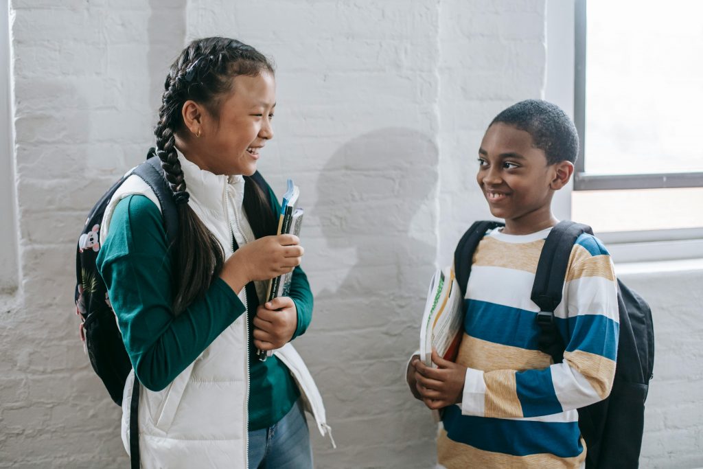 Des enfants, sourires aux lèvres, ayant bénéficié de l’allocation de rentrée scolaire.