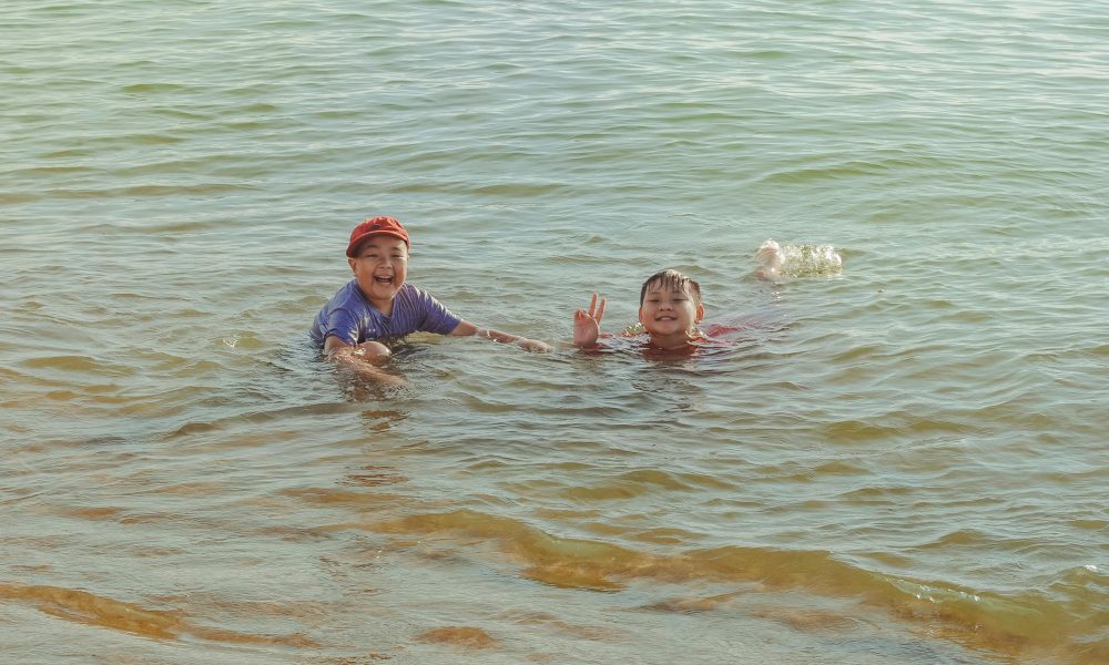 Deux jeunes enfants profitant d’une baignade dans un lac dont la qualité d’eau est vérifiée.