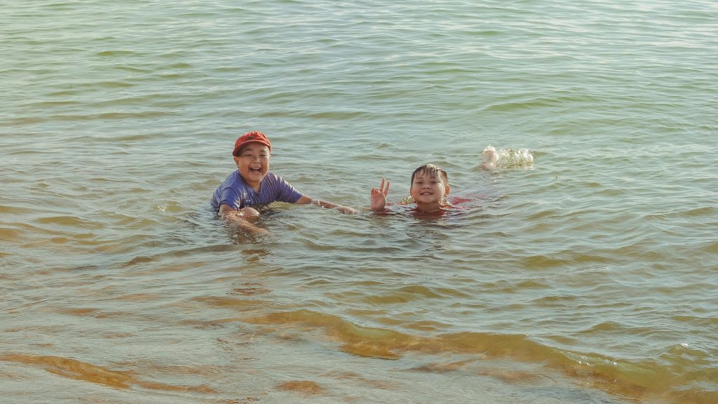 Deux jeunes enfants profitant d’une baignade dans un lac dont la qualité d’eau est vérifiée.