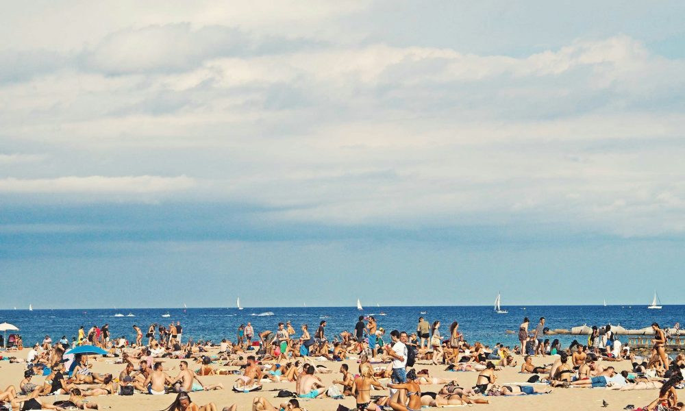 Plusieurs personnes à la plage sous le soleil