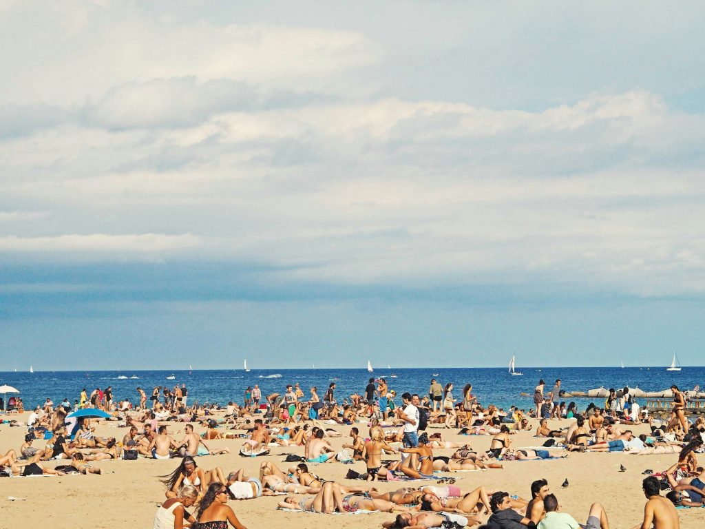 Plusieurs personnes à la plage sous le soleil