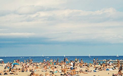 Plusieurs personnes à la plage sous le soleil