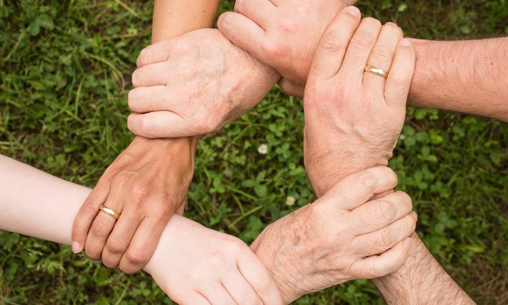 Des parents d’eleves dans la cour