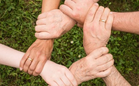 Des parents d’eleves dans la cour