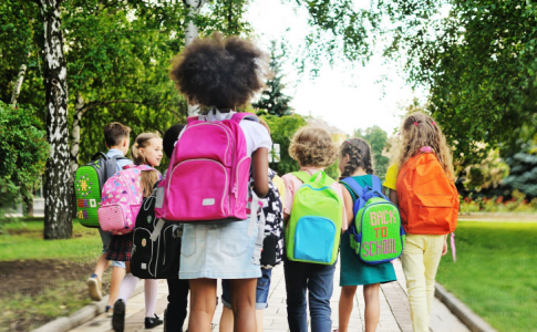 Des enfants sur le chemin de l’école où le mois de naissance des élèves diffère grandement.