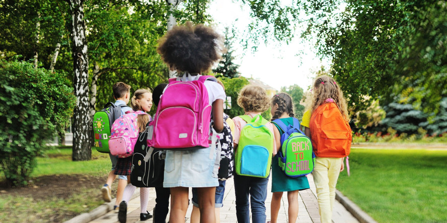 Des enfants sur le chemin de l’école où le mois de naissance des élèves diffère grandement.