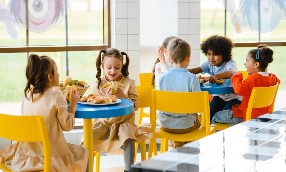 L’inscription à une cantine scolaire permet aux enfants de socialiser et de « vivre ensemble ».