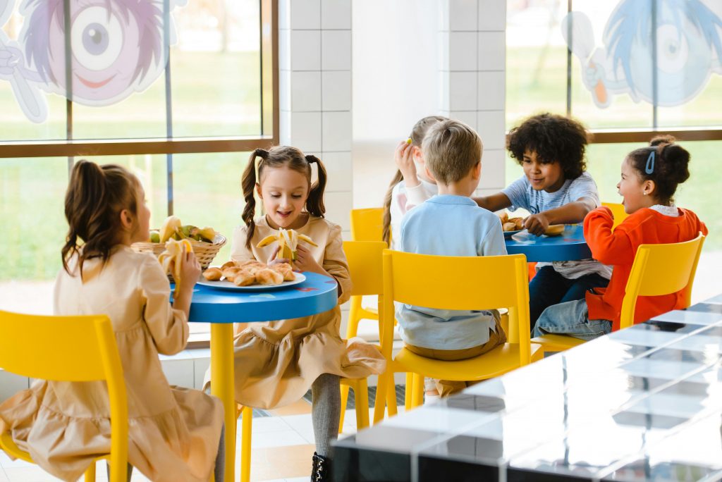 L’inscription à une cantine scolaire permet aux enfants de socialiser et de « vivre ensemble ».