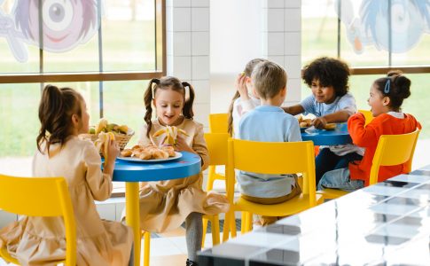 L’inscription à une cantine scolaire permet aux enfants de socialiser et de « vivre ensemble ».