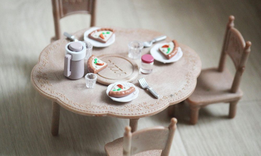 Une table à manger miniature utilisée pour une animation stop-motion, la technique de Claude Barras pour « Sauvages ! ».