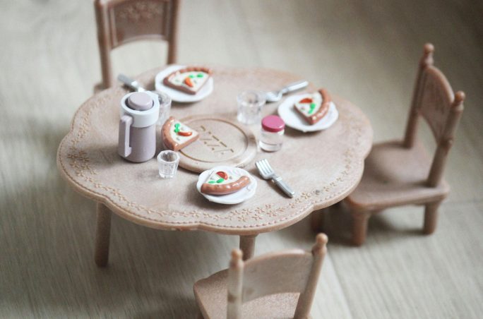 Une table à manger miniature utilisée pour une animation stop-motion, la technique de Claude Barras pour « Sauvages ! ».