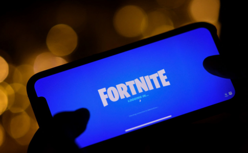 Un joueur qui se connecte à Fortnite sur son smartphone.