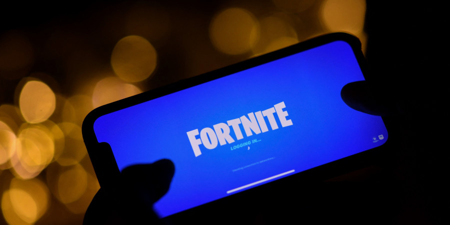 Un joueur qui se connecte à Fortnite sur son smartphone.