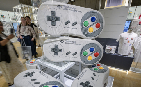 Visiteurs explorant le musée Nintendo, découvrant son parcours.