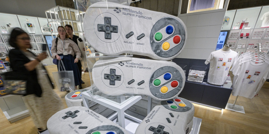 Visiteurs explorant le musée Nintendo, découvrant son parcours.